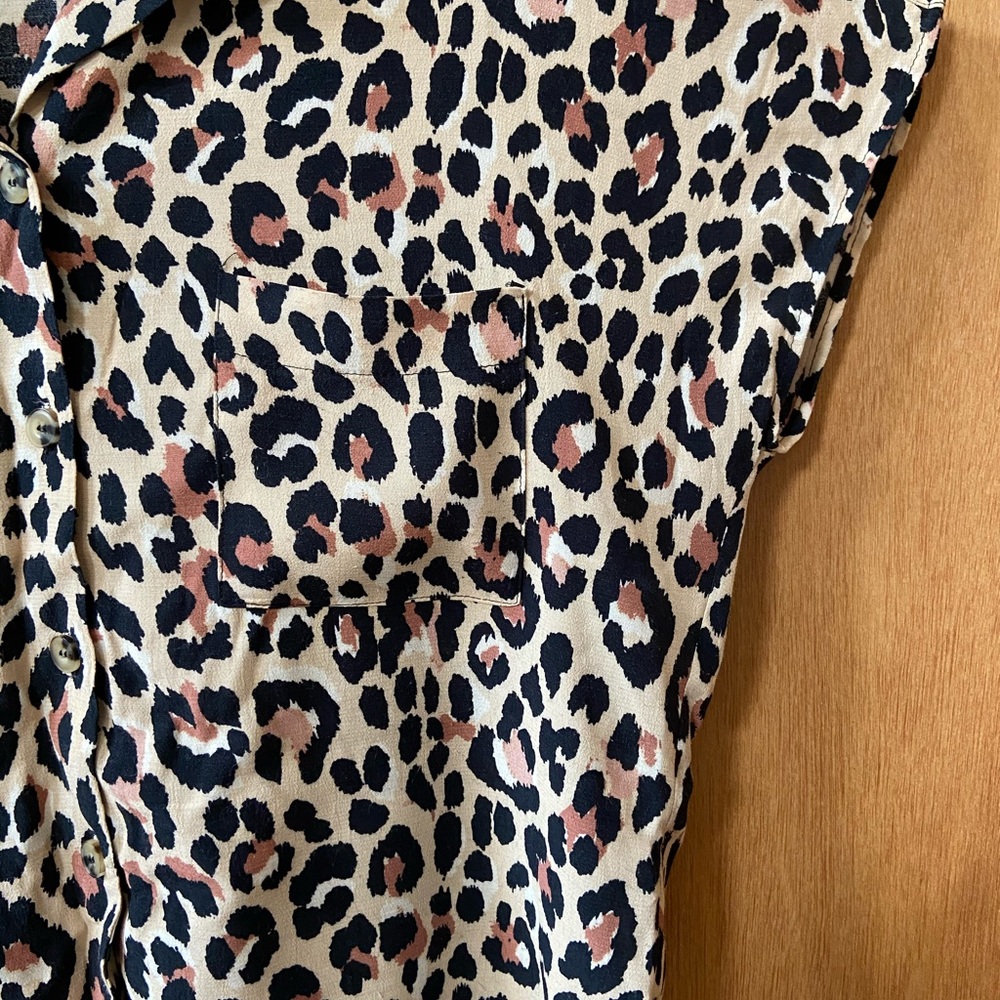 Leopard collars button down top - Picture 2 of 3